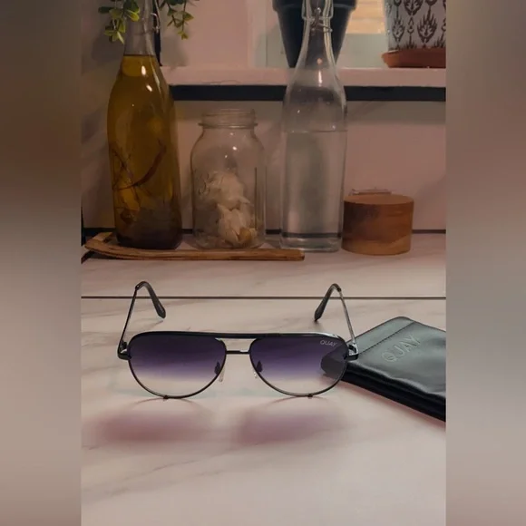 Quay Australia Black Gradient Glasses - Picture 2 of 7